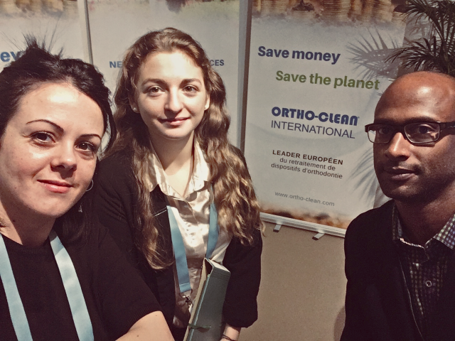 Photo de l'équipe souriante d'Ortho-clean venue sur place spécialement pour le congrès.