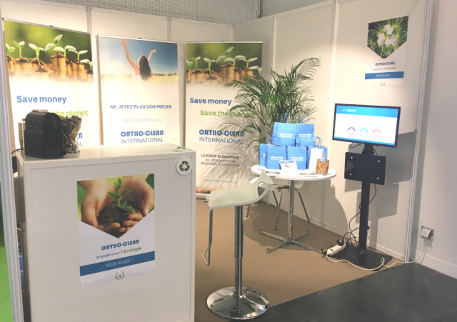 Stand d'Ortho-clean au p10TER avec rollup affiches, goodies et café pour accueillir les congressistes.